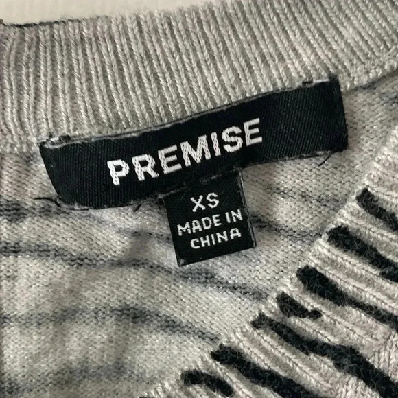 Premise short sleeved knit zebra print top with back zipper closure size xs - Picture 2 of 5